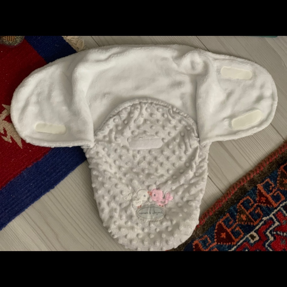 Blankets and Beyond Swaddle Blanket. Size 0-3 m